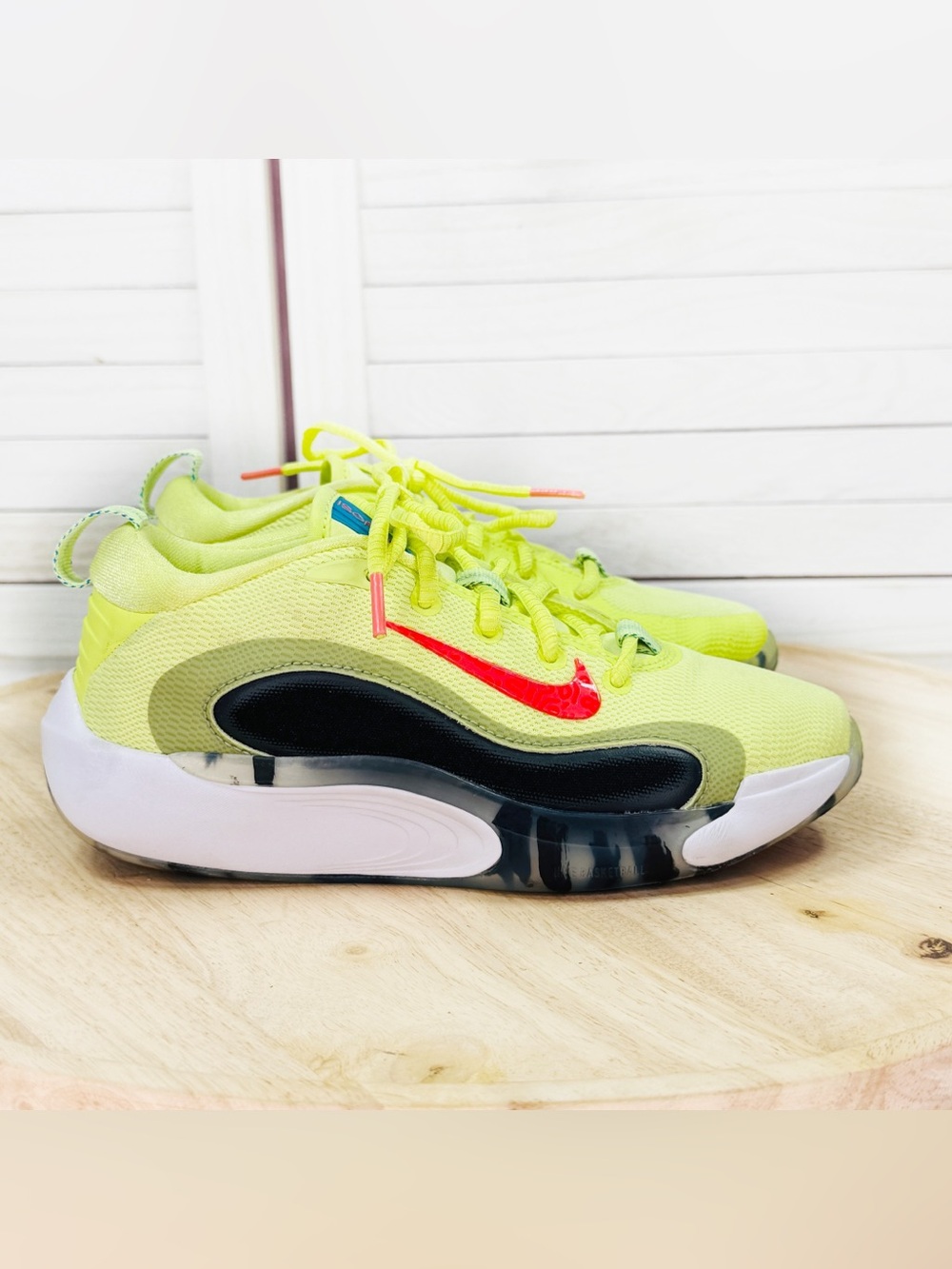 Nike Youth IsoFly SE GS Light Lemon Twist Magic Ember Sneakers 2.5 HF1170-700